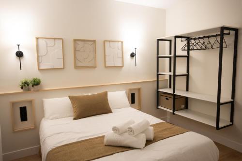 a bedroom with a bed with two towels on it at Alojamiento ENSUEÑOS in Ciudad-Rodrigo