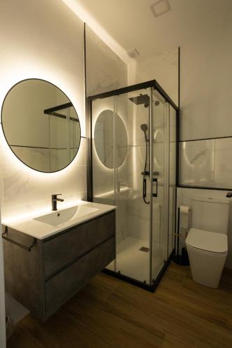 a bathroom with a sink and a shower and a toilet at Alojamiento ENSUEÑOS in Ciudad-Rodrigo