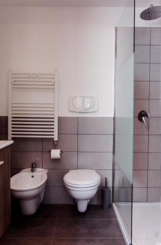 a bathroom with a toilet and a sink and a shower at De Guestibus in Rome