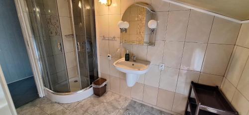 ein Badezimmer mit Dusche und Waschbecken in der Unterkunft Lemanka in Gowidlino