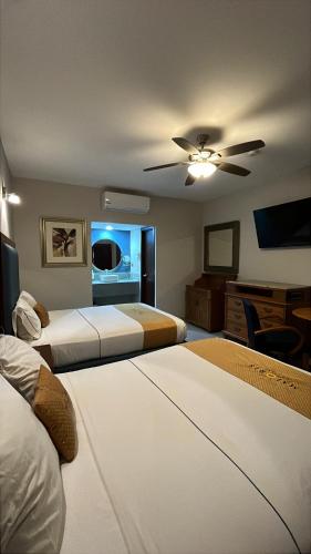 a hotel room with two beds and a ceiling fan at Hotel Maioris Bellavista in Culiacán