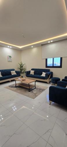 a living room with couches and a coffee table at دان إقامة هادئة in Medina