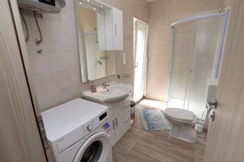Charming 2-Bed Apartment in Okrug Gornji