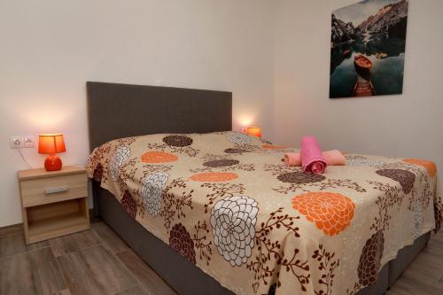 Charming 2-Bed Apartment in Okrug Gornji