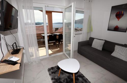 Charming 2-Bed Apartment in Okrug Gornji