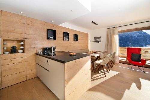 Chalet Hohe Welt - luxury apartmentsにあるキッチンまたは簡易キッチン