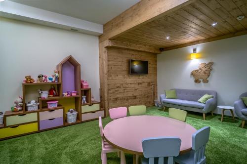 a childrens room with a pink table and chairs at Hotel Górski in Białka Tatrzanska