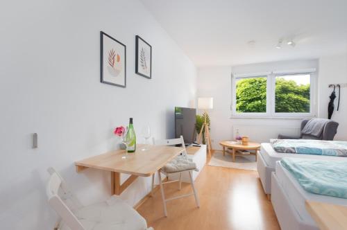 a bedroom with a bed and a desk and a table at Modernes Apartment mit Küche, Parkplatz, WLAN - Nähe Schwäbisch Gmünd in Waldstetten