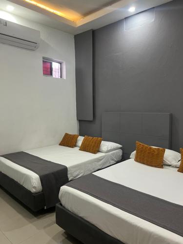 a room with two beds in a room at Access Blue Cristalh in Monterrey