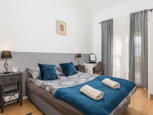 a bedroom with a large bed with blue sheets at Kuca za odmor Vila Agnes in Županje