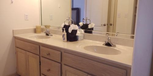 a bathroom with two sinks and a large mirror at Relaxing comfort house nice equiped in Pharr