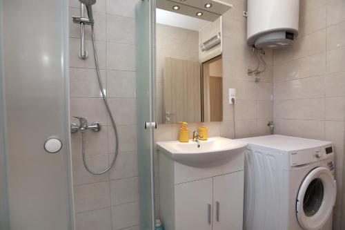 Immaculate 2-Bed Apartment in Okrug Gornji