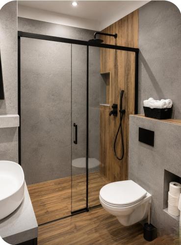 a bathroom with a shower and a toilet at Apartamenty Zator Jaśminowa in Zator