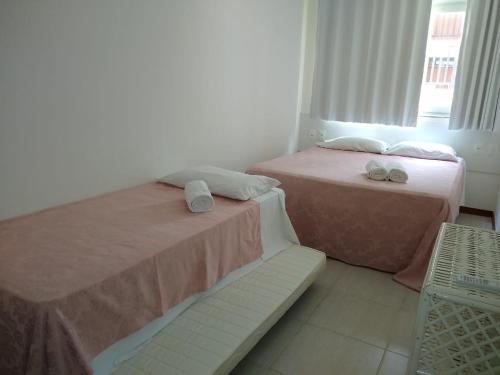 two beds sitting next to each other in a bedroom at Apto 2/4 resort TreeBies- Subaúma in Subaúma