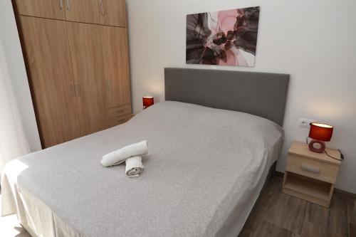 Immaculate 2-Bed Apartment in Okrug Gornji