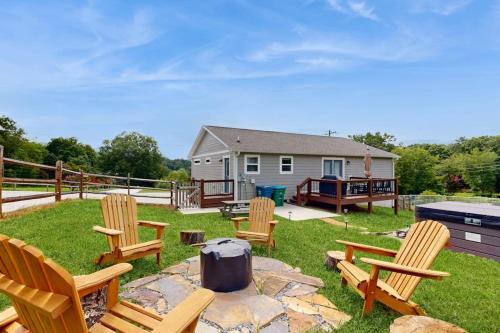 a backyard with chairs and a grill and a house at Blueridge Brew View in Fairview