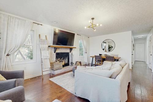 a living room with a white couch and a fireplace at Casa Amarilla in Arden