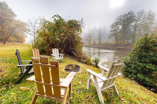 Eine Gruppe von Stühlen steht neben einem Fluss in der Unterkunft at E's in Cullowhee