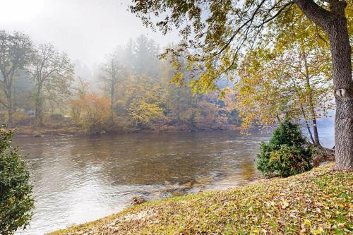Blick auf einen Fluss mit Bäumen im Hintergrund in der Unterkunft at E's in Cullowhee