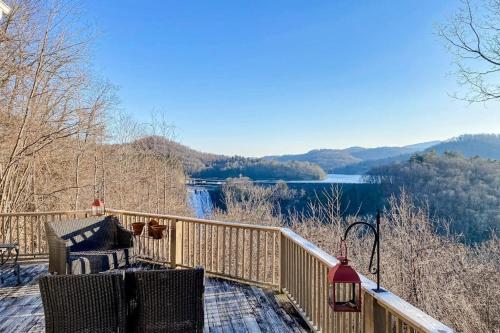 un balcone con vista sul fiume e sulle montagne di High Falls a Cullowhee