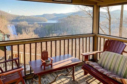 una veranda protetta con due sedie e un tavolo di High Falls a Cullowhee