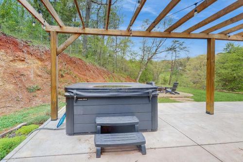 un barbecue posizionato sotto un gazebo su un patio di Wolfhaven a Sylva