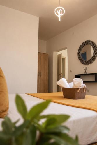 a room with a bed with a bowl of towels at Apartments Katana in Ulcinj