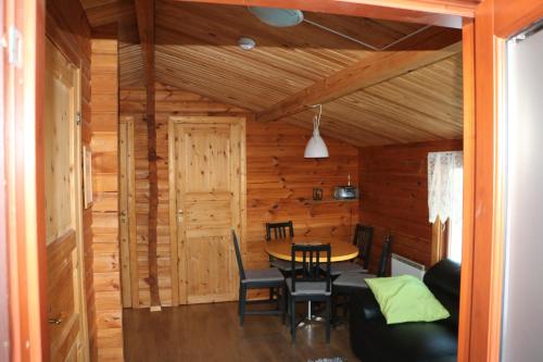 comedor con mesa y sillas en una cabaña en Úthlíd Cottages, en Úthlid