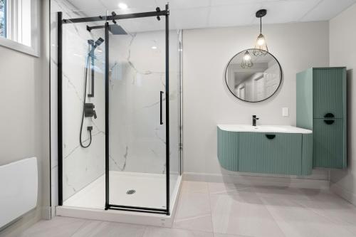 a bathroom with a shower and a sink at La perle bleu in Rivière-à-Pierre