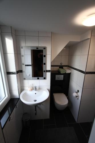 Bathroom sa Christianes Gästehaus