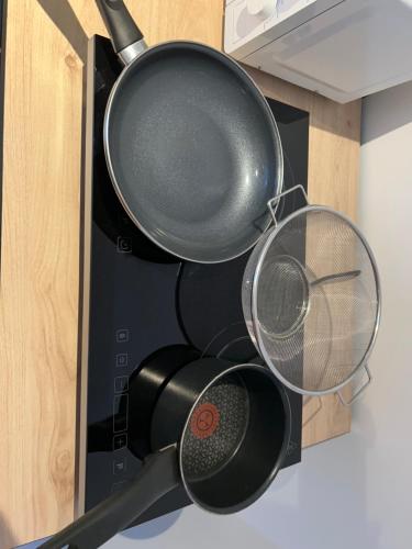 a traffic light with a frying pan and a strainer at Evad&vous in Recquignies