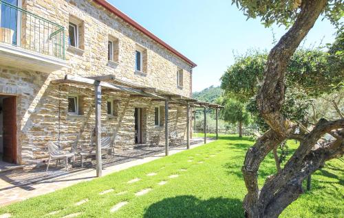an external view of a stone house with a yard at L'antica Pietra in Perdifumo