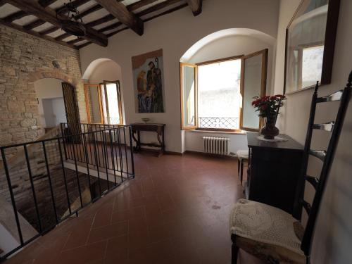 pasillo con escalera en un edificio con ventanas en Antica Posta, en San Gimignano