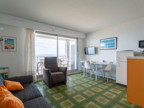 Studio cabine avec balcon, parking privé, accès direct plage, proche centre ville