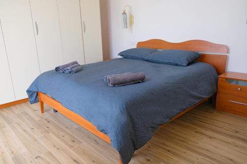 a bedroom with a bed with blue sheets and blue pillows at Lake Iseo Apartment - Taxo4 in Paratico