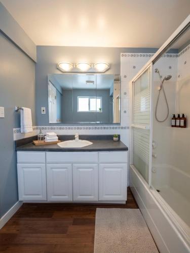 a bathroom with a sink and a mirror at Richmond cozy room in Richmond