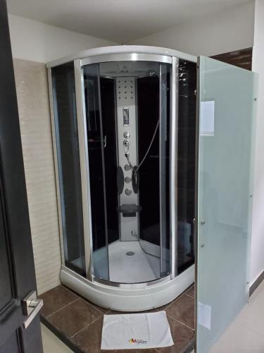 a shower in a bathroom with a glass enclosure at Hotel Cafeira in Pereira