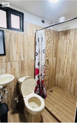 a bathroom with a toilet and a sink at Apartamento La bonita guatape in Guatapé