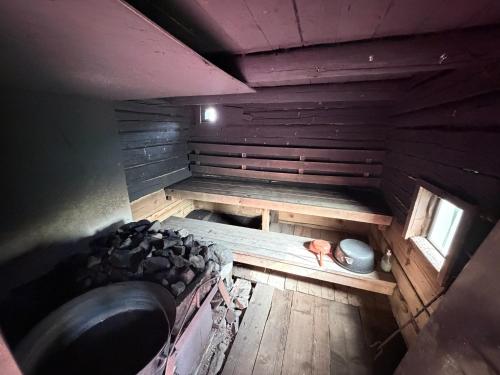 Draufsicht auf einen Herd in einem Zimmer in der Unterkunft Metsäpirtti in Kolinkylä
