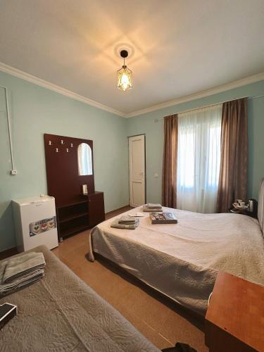 a bedroom with a large bed and a window at Hotel Jacob in Ureki