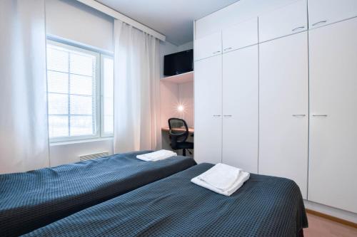 a bedroom with a bed with two towels on it at Ehtookehto in Tahkovuori