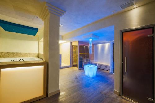 uma casa de banho com um lavatório e uma banheira em Cala Ponte Hotel em Polignano a Mare