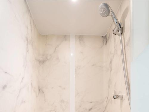 a shower with a white marble wall at ibis budget Calama in Calama