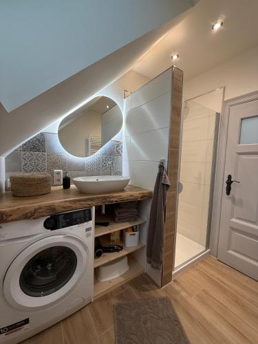 a bathroom with a washing machine and a sink at Villa Manninga in Krummhörn