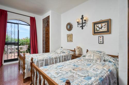 a bedroom with two beds and a window at Villa en Capistrano V. 4 a 9 plazas in Nerja