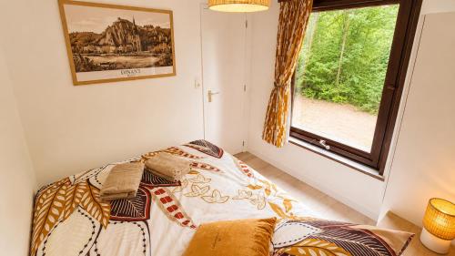 a bedroom with a bed and a window at Cosy Green in Waulsort