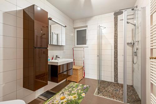 a bathroom with a shower and a sink at Ferienwohnung Kleinramspau in Regenstauf