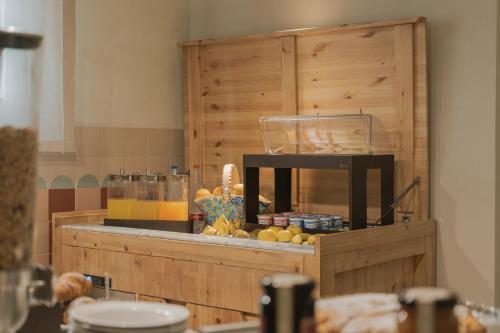 a counter in a kitchen with a fruit stand at Albergo Egadi in Favignana