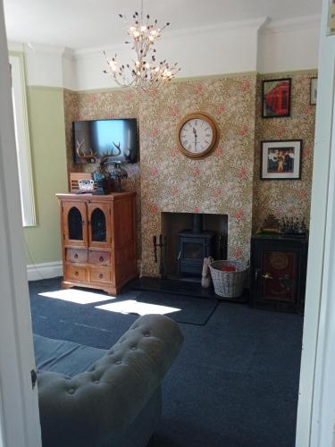 Quirky large Victorian house with private parking photo 19