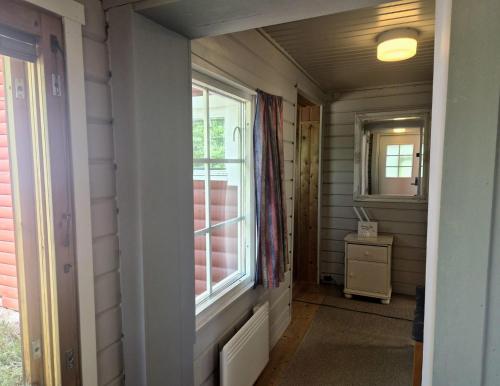 ein Flur mit einem Fenster in einem Haus in der Unterkunft Hideaway Cottage in Ivalo